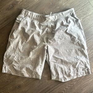LULULEMON LIGHT GREY SHORTS